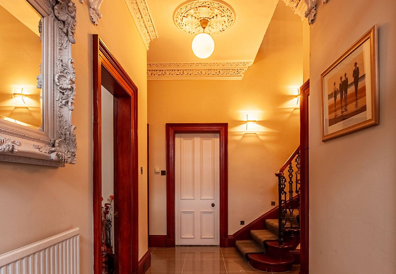 Terraced House in Dundee - Nelson Manor
