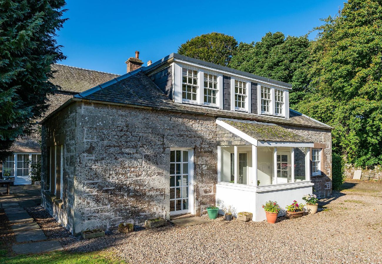 House in Eassie - Kirkgate Cottage