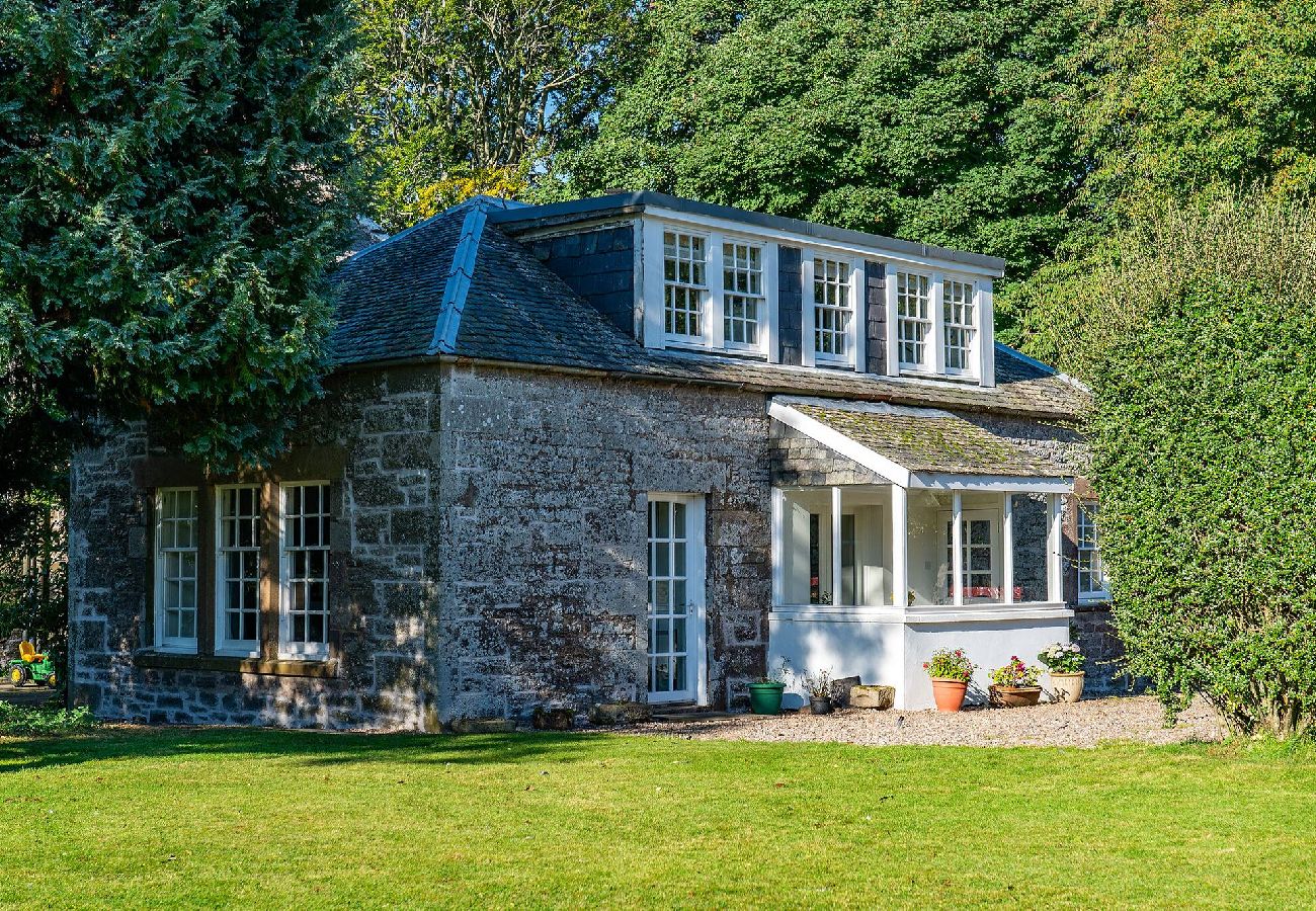 House in Eassie - Kirkgate Cottage