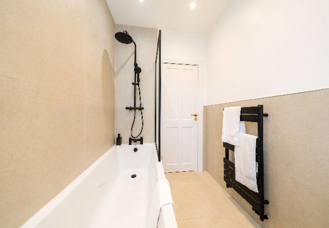 House in Broughty Ferry - Taigh Tatha - Spacious & Stylish 3 Bed House in Broughty Ferry - Taigh Tatha - Spacious & Stylish 3 Bed