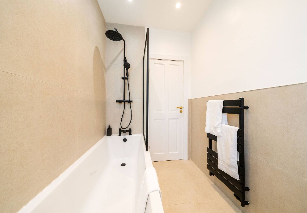 House in Broughty Ferry - Taigh Tatha